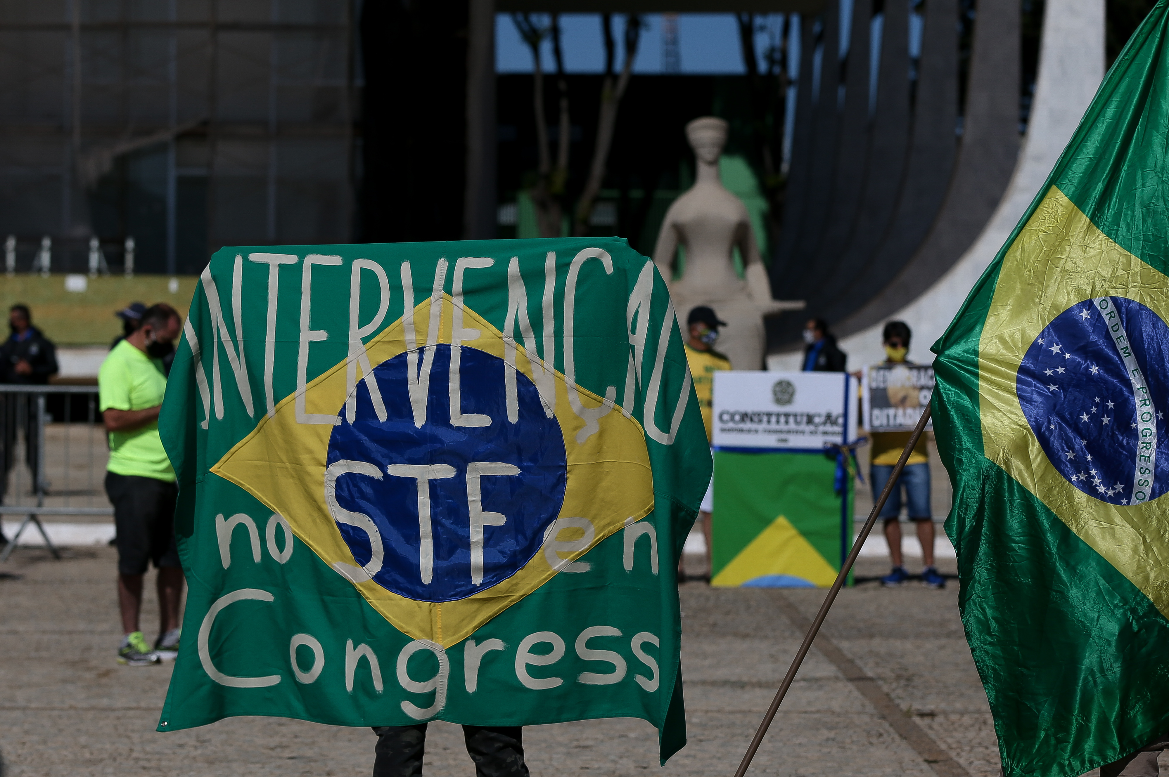 Imagem de Após desmonte de acampamento, manifestantes lançam fogos de artifício contra o STF; assista Imagem de Após desmonte de acampamento, manifestantes lançam fogos de artifício contra o STF; assista