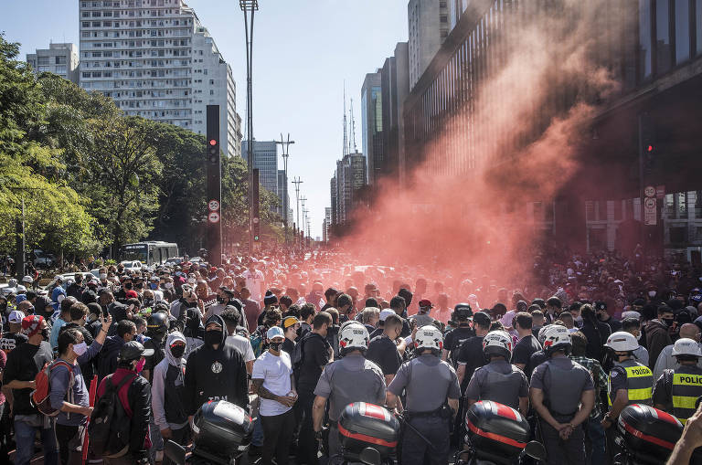 Policiais observam manifestação na avenida Paulista Policiais observam manifestação na avenida Paulista