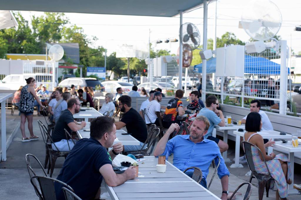 Clientes em área externa de bar em Houston, no Texas