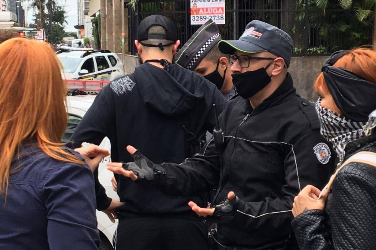 Imagem de PM sem identificação empurra repórter do UOL pelas costas em manifestação