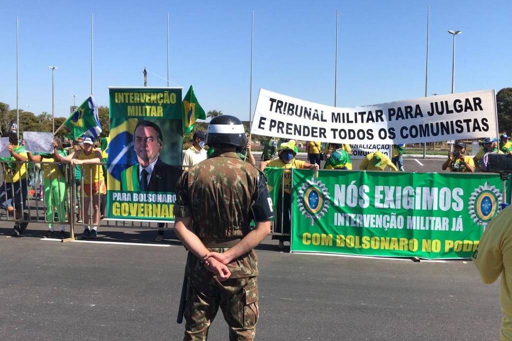 Apoiadores do presidente Jair Bolsonaro em ato em frente ao quartel-general do Exército, em Brasília