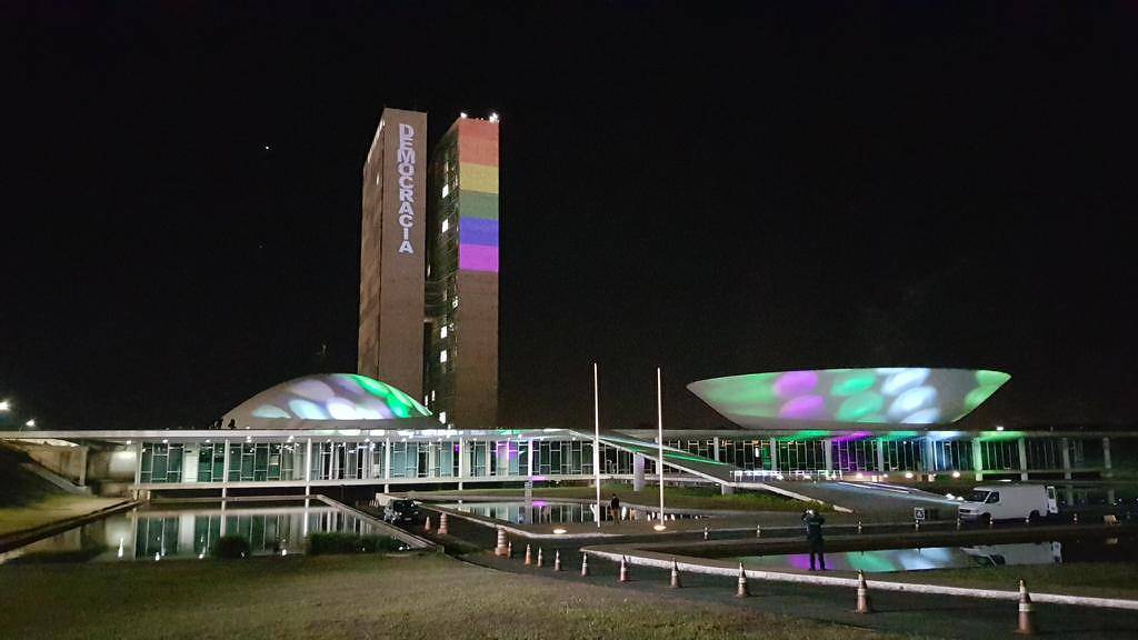 Imagem de Congresso recebe pela primeira vez projeção do arco-íris em Dia do Orgulho LGBT Imagem de Congresso recebe pela primeira vez projeção do arco-íris em Dia do Orgulho LGBT