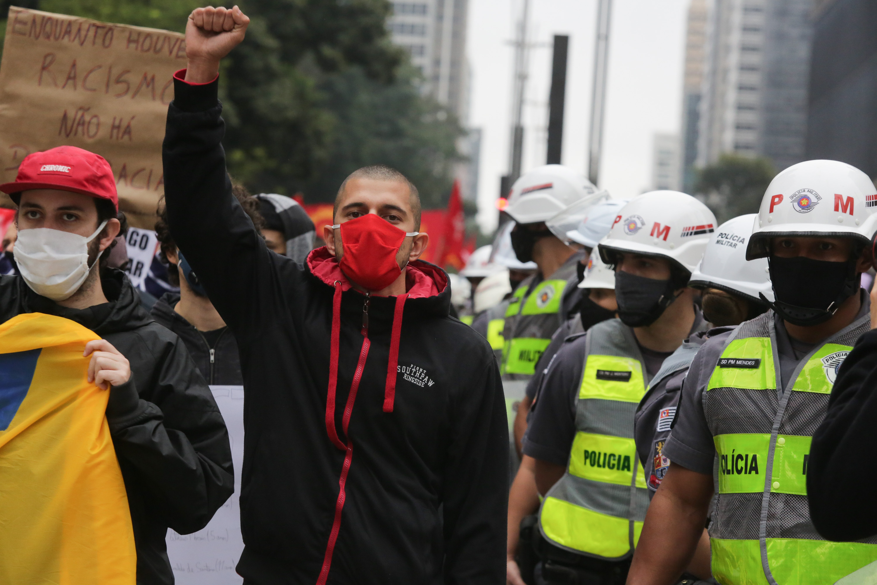 Imagem de PM veta pirotecnia pelas torcidas em ato pró-democracia na Avenida Paulista