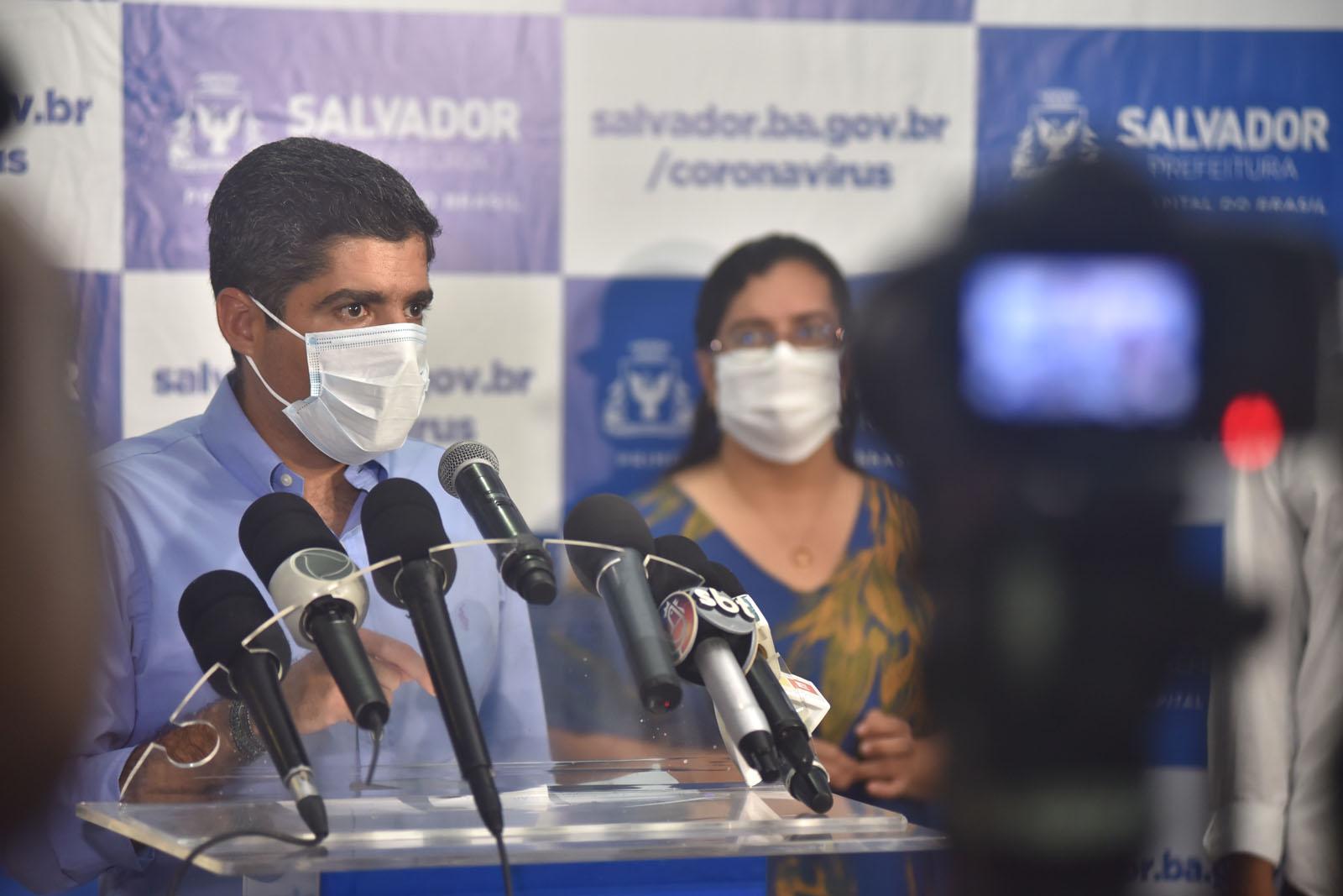 Na imagem, ao fundo, a ex-secretária Ana Paula Matos, filiada praticamente na surdina no PDT, cotada como vice na chapa