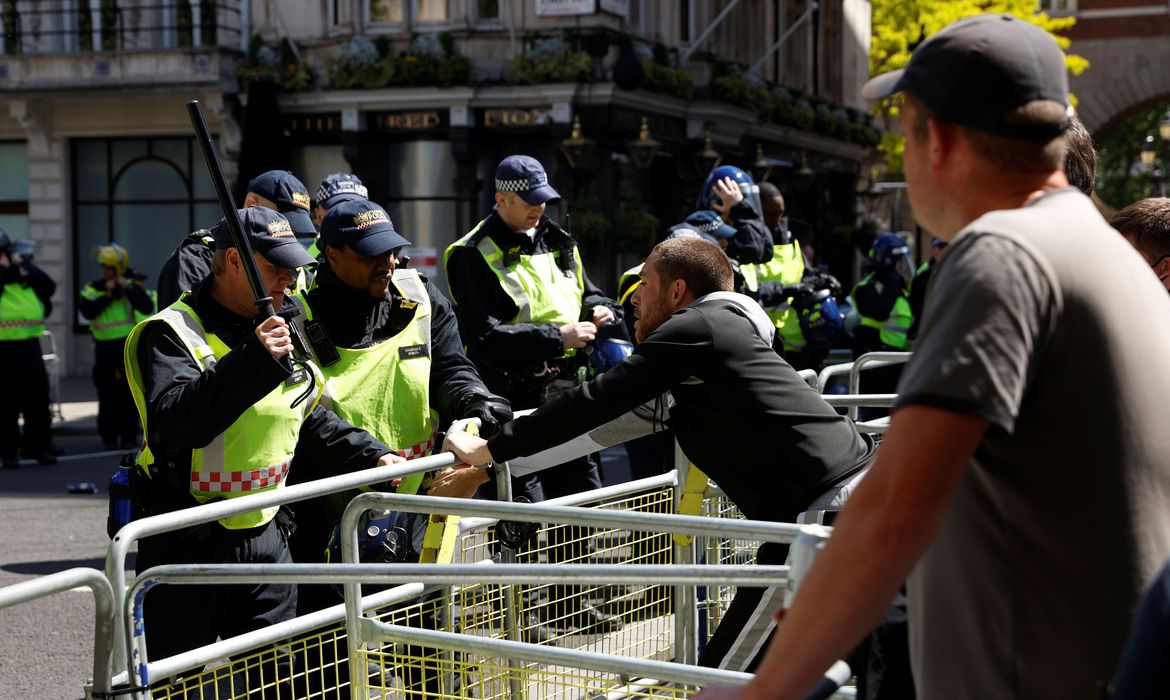 Imagem de Manifestantes contra racismo e direitistas brigam em Londres Imagem de Manifestantes contra racismo e direitistas brigam em Londres