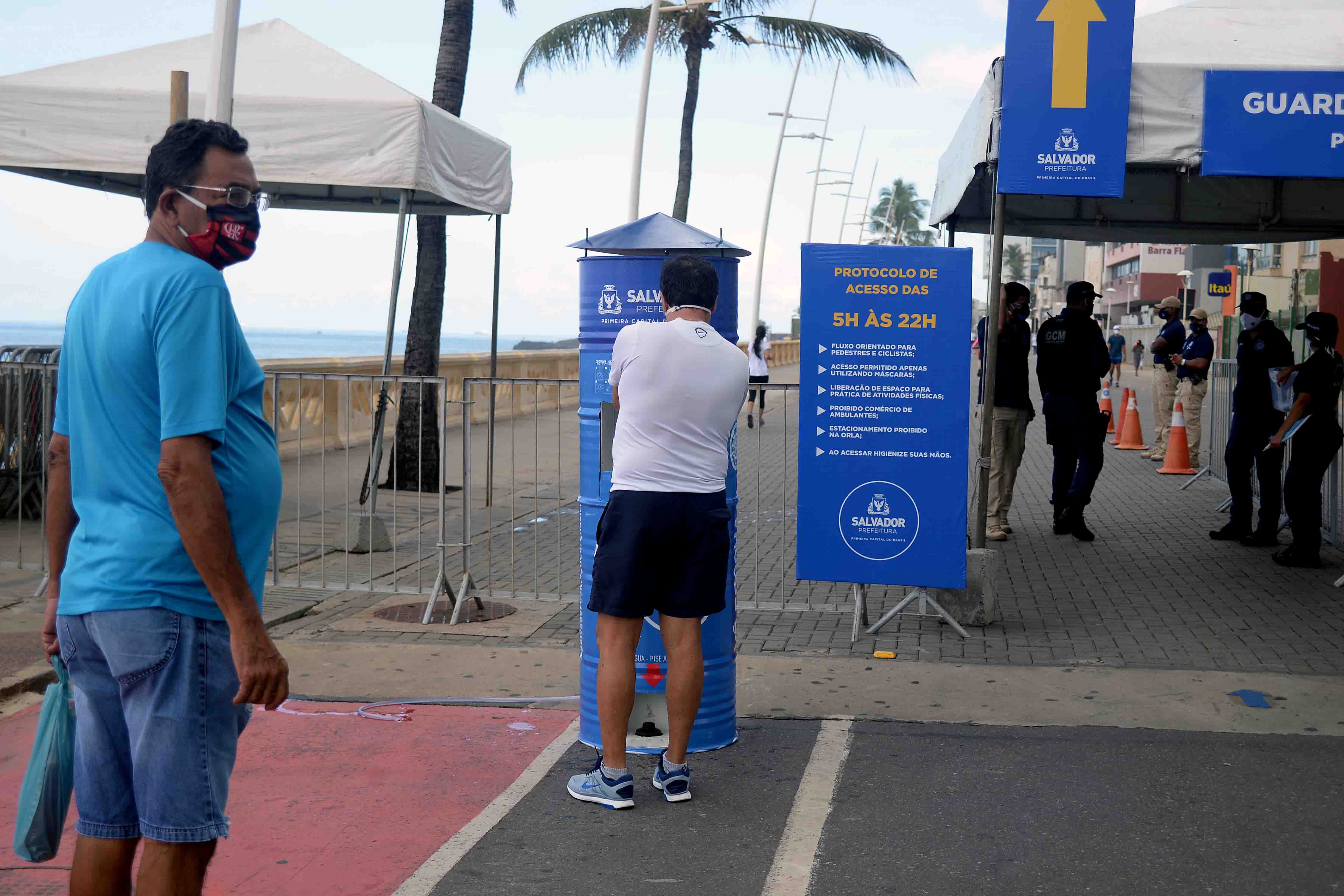 Quem faz esportes ou caminhadas na orla do bairro conta com equipamentos de higienização, máscaras e sinalização