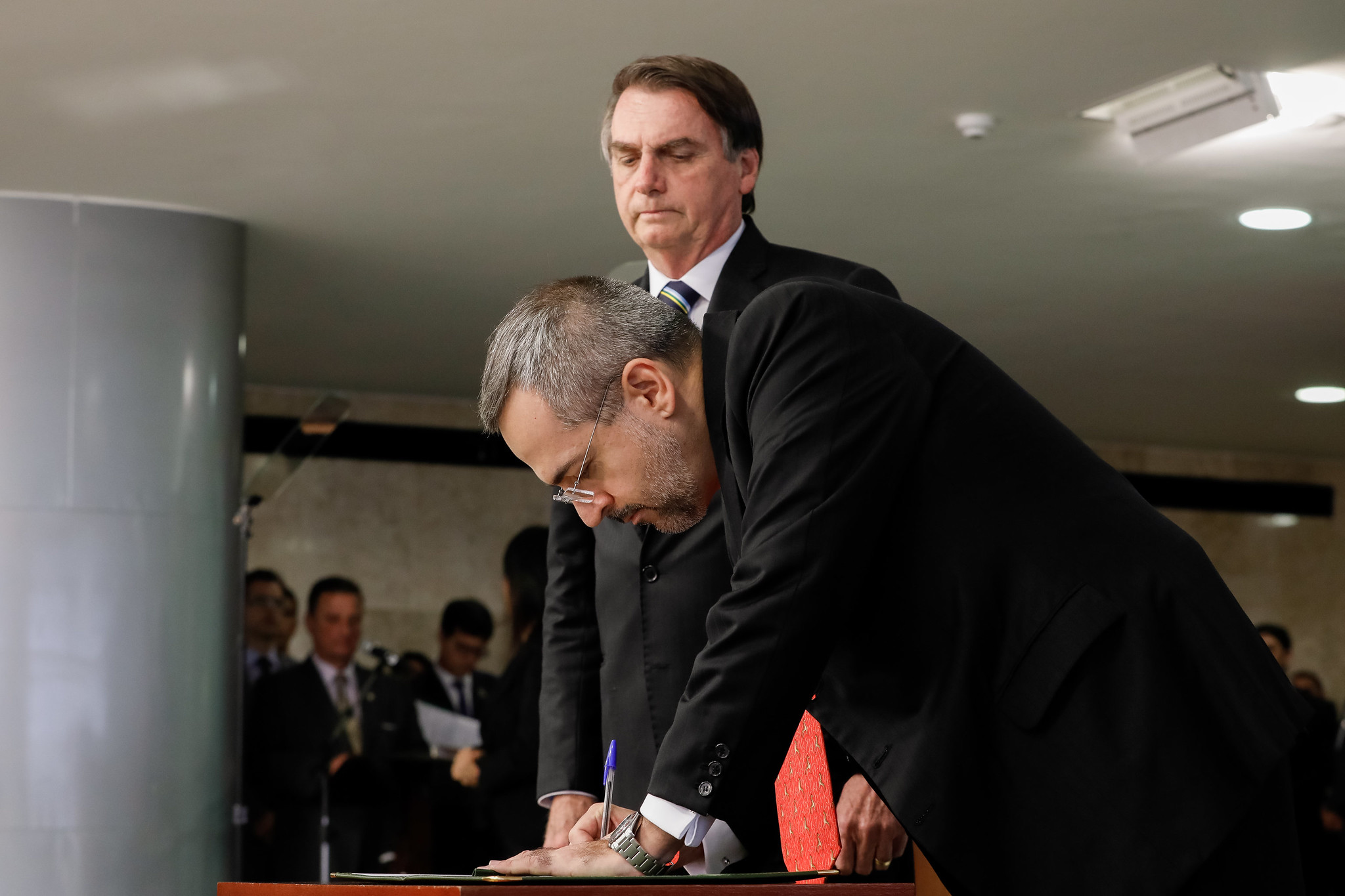 Imagem de Abraham Weintraub anuncia saída do Ministério da Educação em vídeo com Bolsonaro