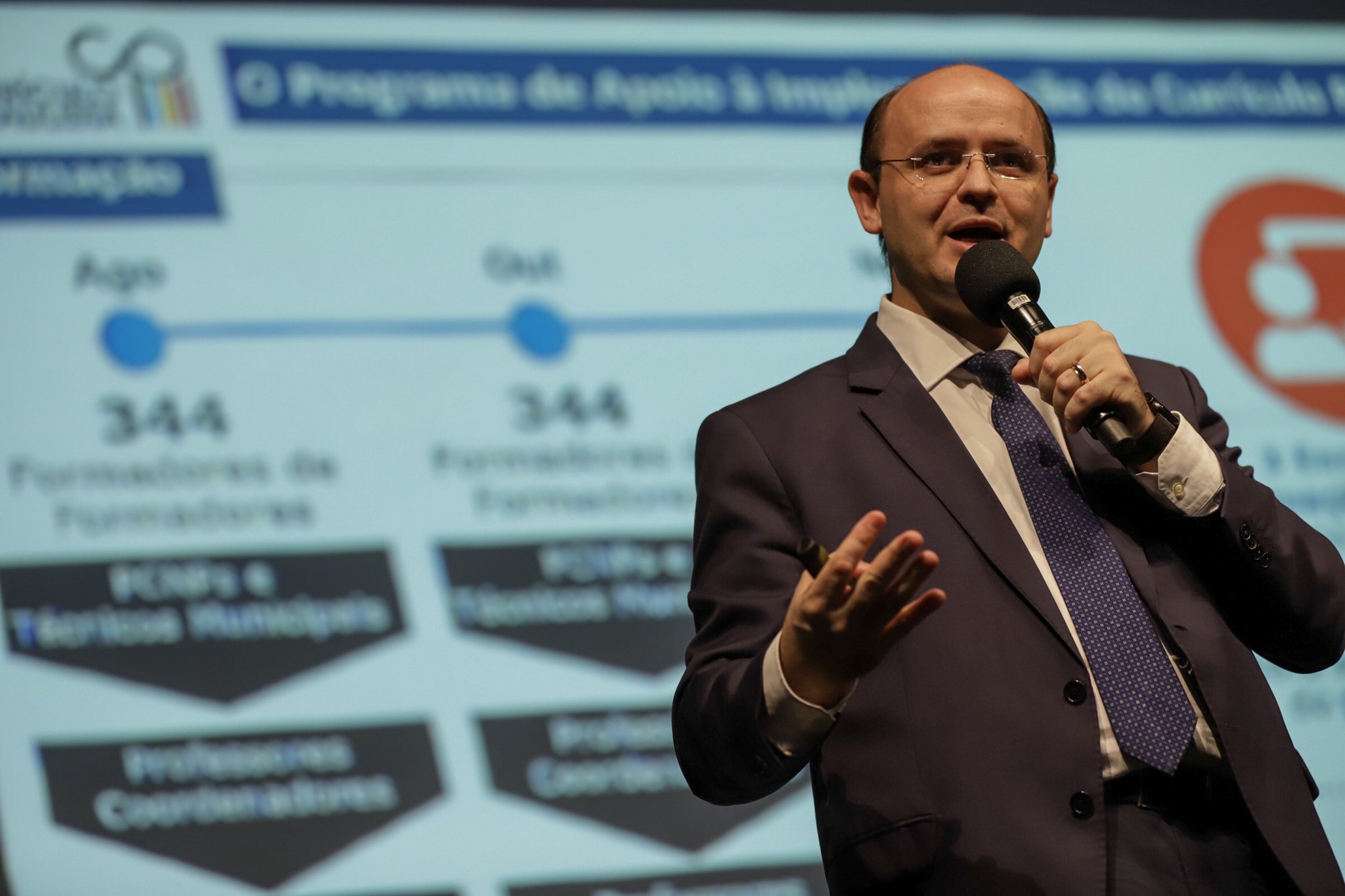 Imagem de Secretário da Educação de SP deixa UTI após Covid-19