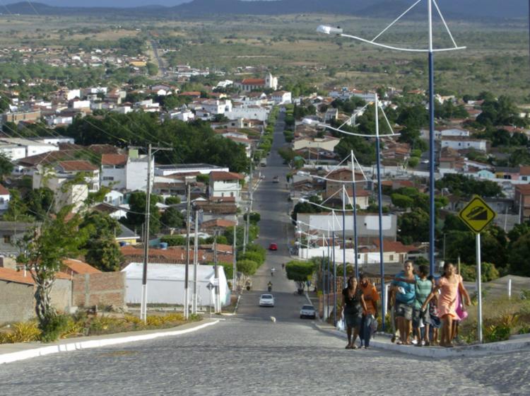 Não serão permitidos a permanência e o trânsito em vias, equipamentos, locais e praças públicas