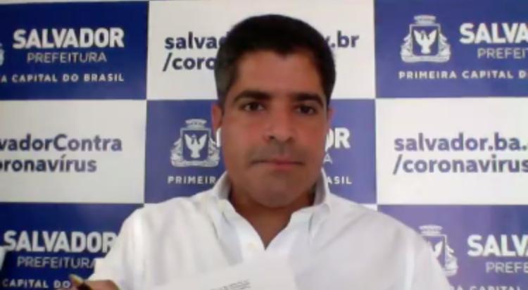 Na imagem, o prefeito de Salvador, ACM Neto, durante o anúncio