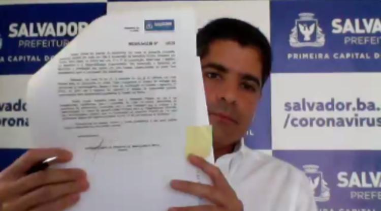 Na imagem, o prefeito ACM Neto exibe o Projeto de Lei de prorrogação após assinatura
