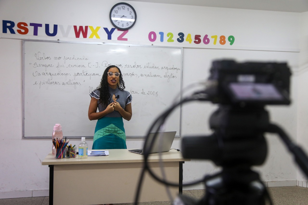 Imagem de Videoaulas para alunos da rede municipal começam nesta terça Imagem de Videoaulas para alunos da rede municipal começam nesta terça