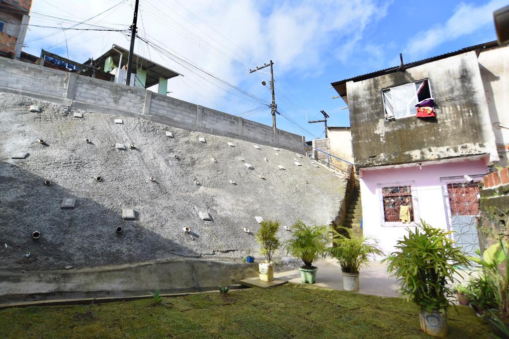 Imagem de Obra de contenção de encosta garante segurança a famílias de Plataforma Imagem de Obra de contenção de encosta garante segurança a famílias de Plataforma