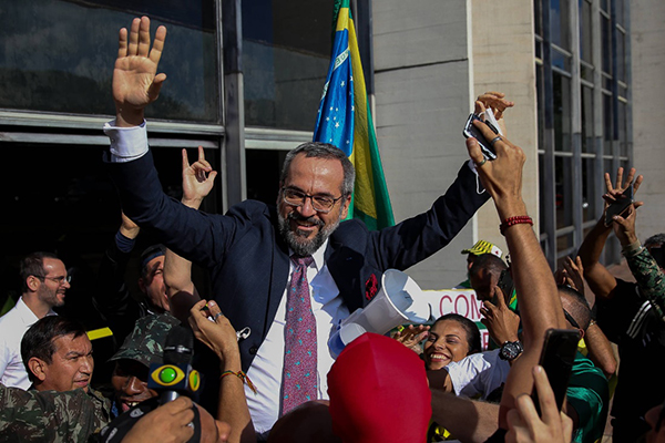 Weintraub é carregado após prestar depoimento na sede da PF, em Brasília