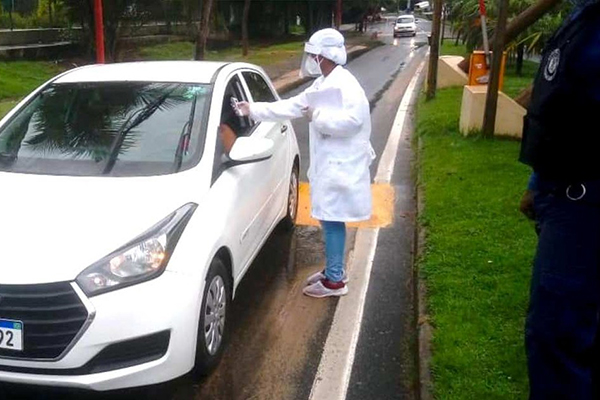 Barreira montada pela prefeitura de Mata de São João Barreira montada pela prefeitura de Mata de São João