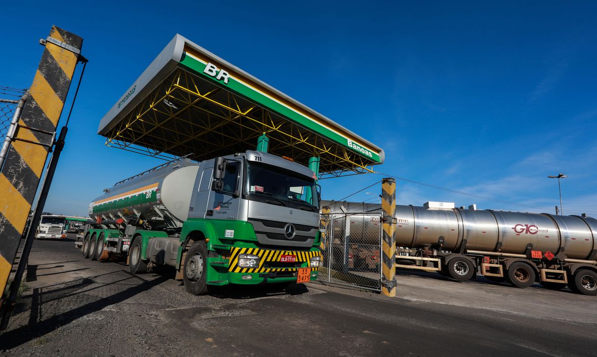 Gasolina foi reajustada, em média, em 5%; diesel, em 8% Gasolina foi reajustada, em média, em 5%; diesel, em 8%