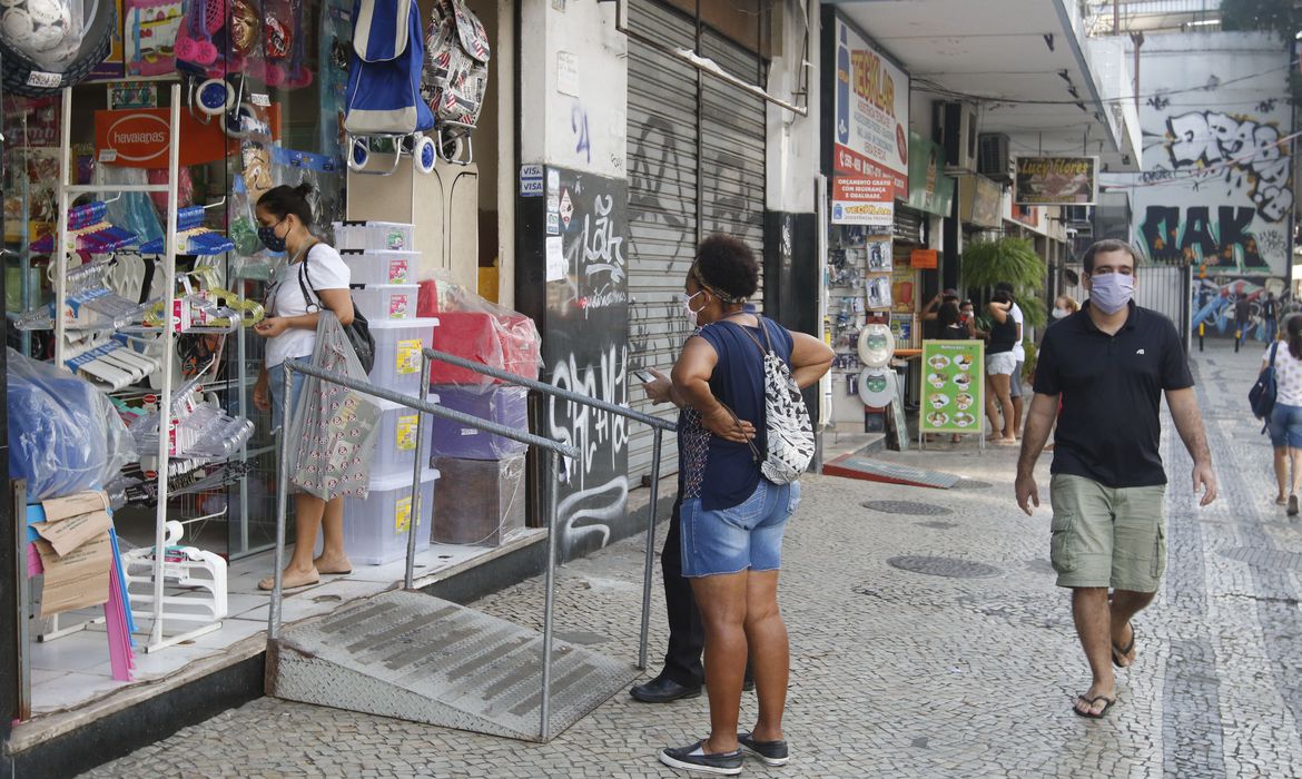 Imagem de Rio tem primeiro dia útil de reabertura do comércio de rua