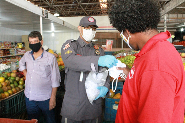 Distribuição de máscaras no Mercado do Ogunjá
