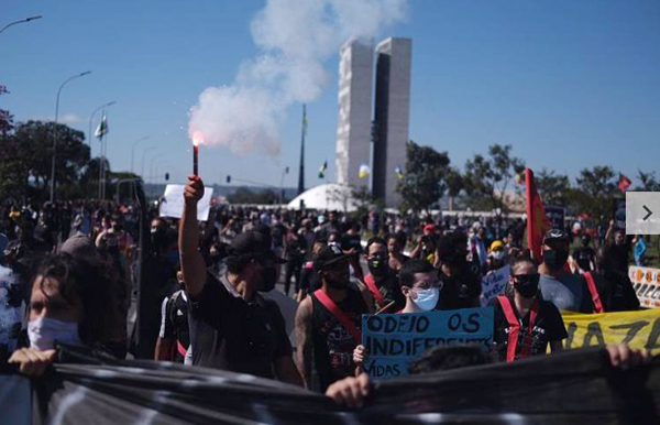 Grupos de manifestantes contrários ao presidente Jair Bolsonaro realizam na manhã deste domingo (7) uma marcha na Esplanada dos Ministérios, em Brasília Grupos de manifestantes contrários ao presidente Jair Bolsonaro realizam na manhã deste domingo (7) uma marcha na Esplanada dos Ministérios, em Brasília