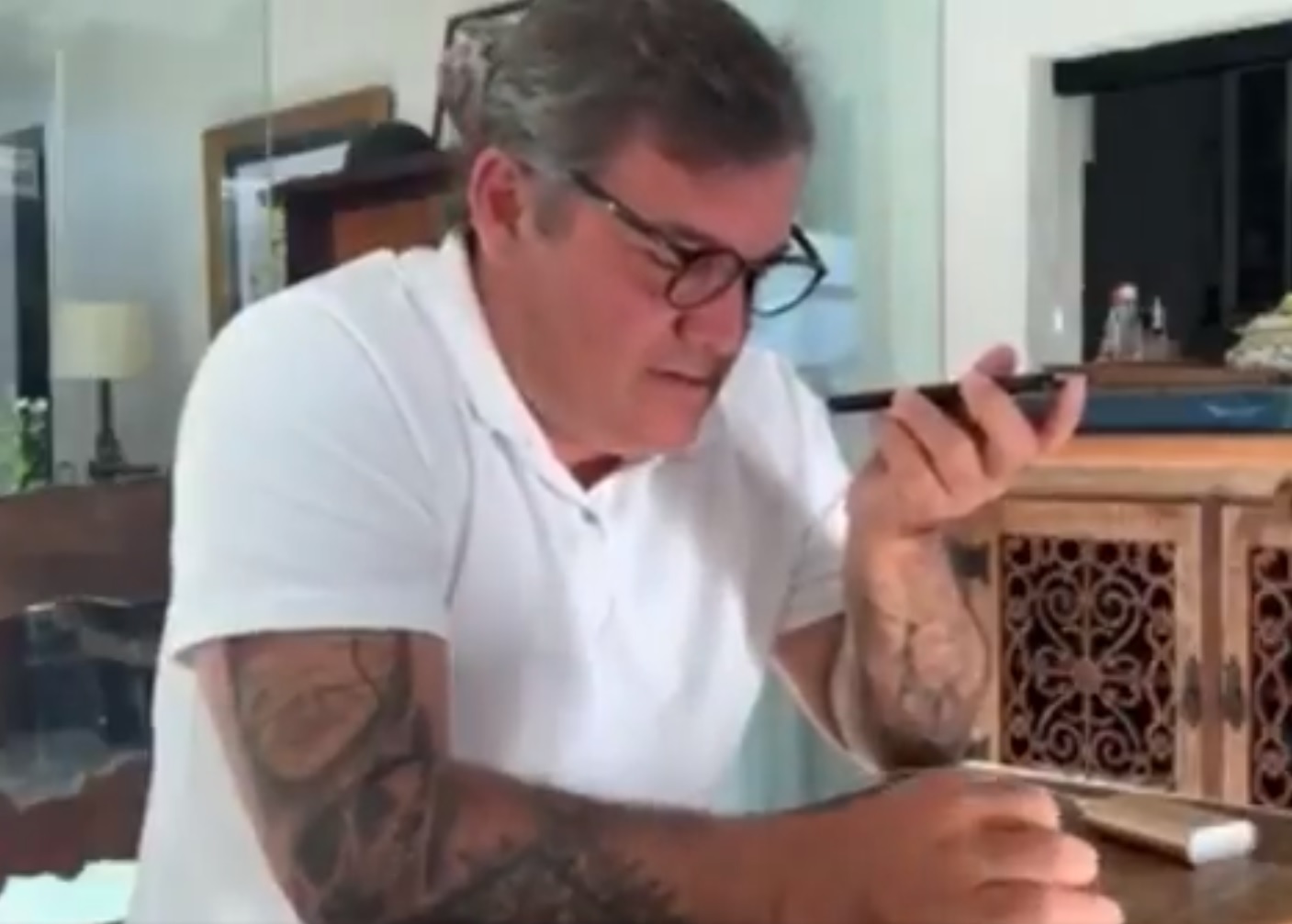 Imagem de Dono de emissora corta áudio e dá pito no ar em radialista antes de entrevista com deputado sobre caso de respiradores