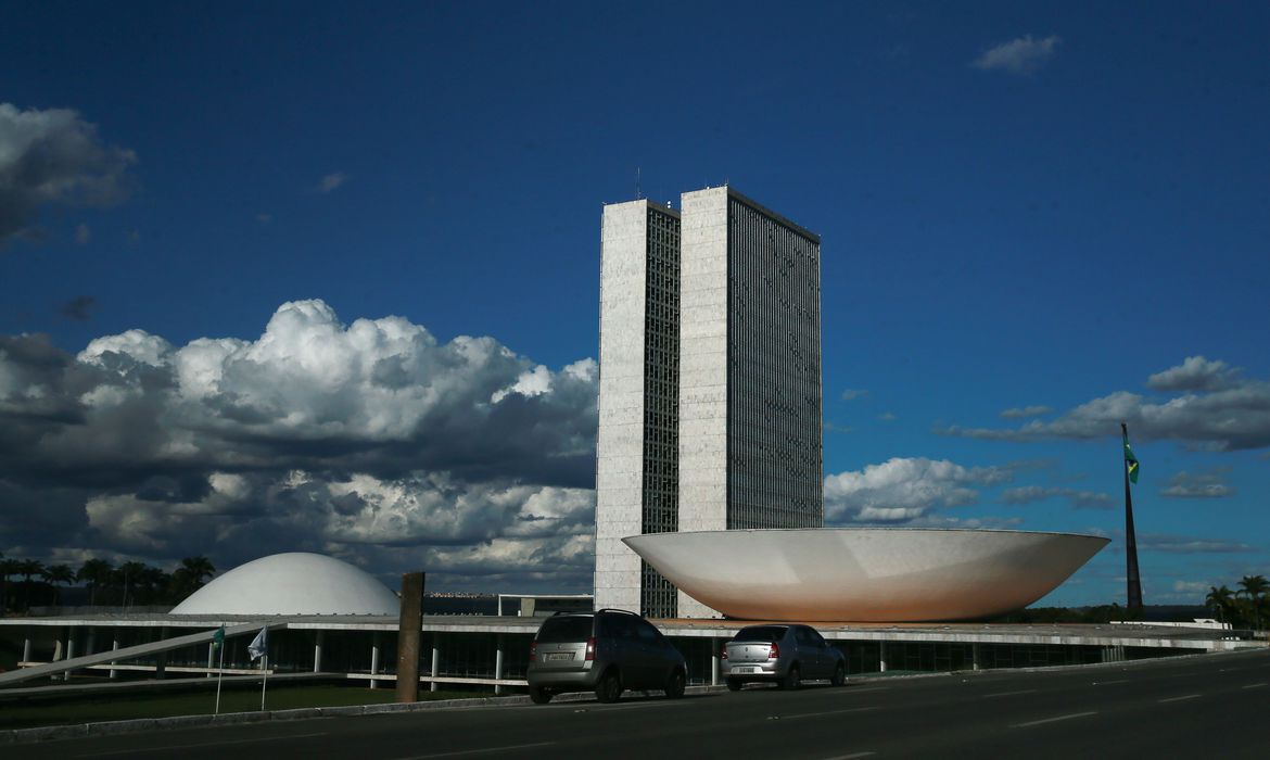 Todos os destaques foram rejeitados. Texto segue para o Senado