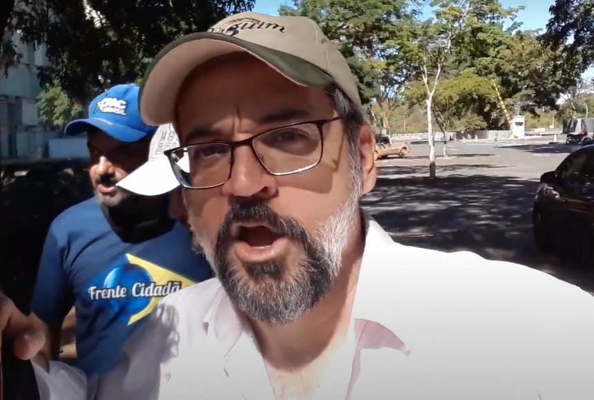 Imagem de Weintraub se encontra com manifestantes bolsonaristas em Brasília