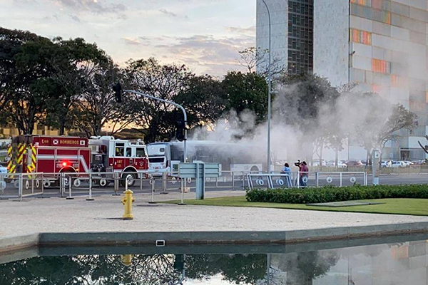 Ônibus coletivo pega fogo em frente ao Palácio do Planalto nesta quinta-feira (25), em Brasília. Não houve feridos Ônibus coletivo pega fogo em frente ao Palácio do Planalto nesta quinta-feira (25), em Brasília. Não houve feridos
