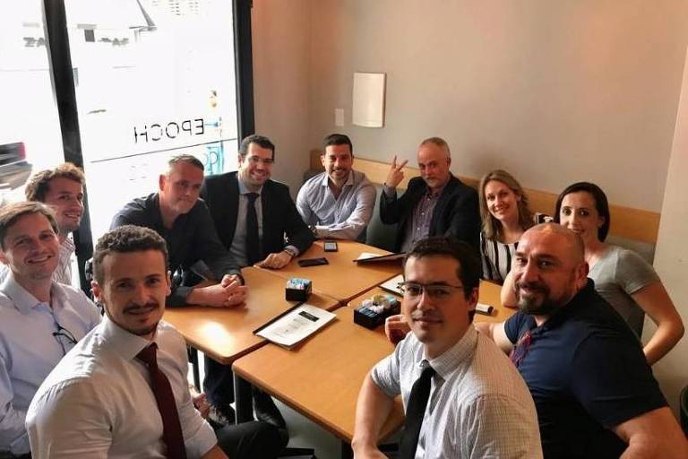 Procuradores da força-tarefa da Lava Jato reunidos, com Roberson Pozzobon e Deltan Dallagnol à frente