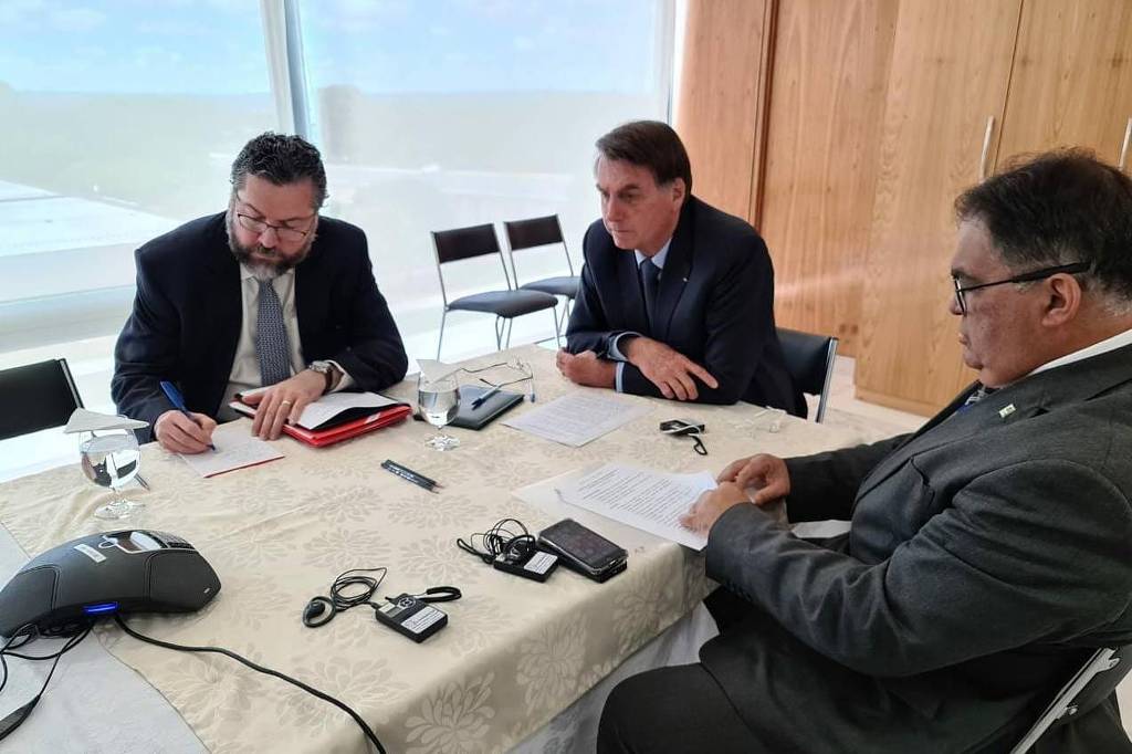 O almirante Flávio Rocha (à direita), secretário de Assuntos Estratégicos, ao lado do presidente Jair Bolsonaro e do chanceler Ernesto Araújo, durante ligação ao presidente dos EUA, Donald Trump, em abril O almirante Flávio Rocha (à direita), secretário de Assuntos Estratégicos, ao lado do presidente Jair Bolsonaro e do chanceler Ernesto Araújo, durante ligação ao presidente dos EUA, Donald Trump, em abril