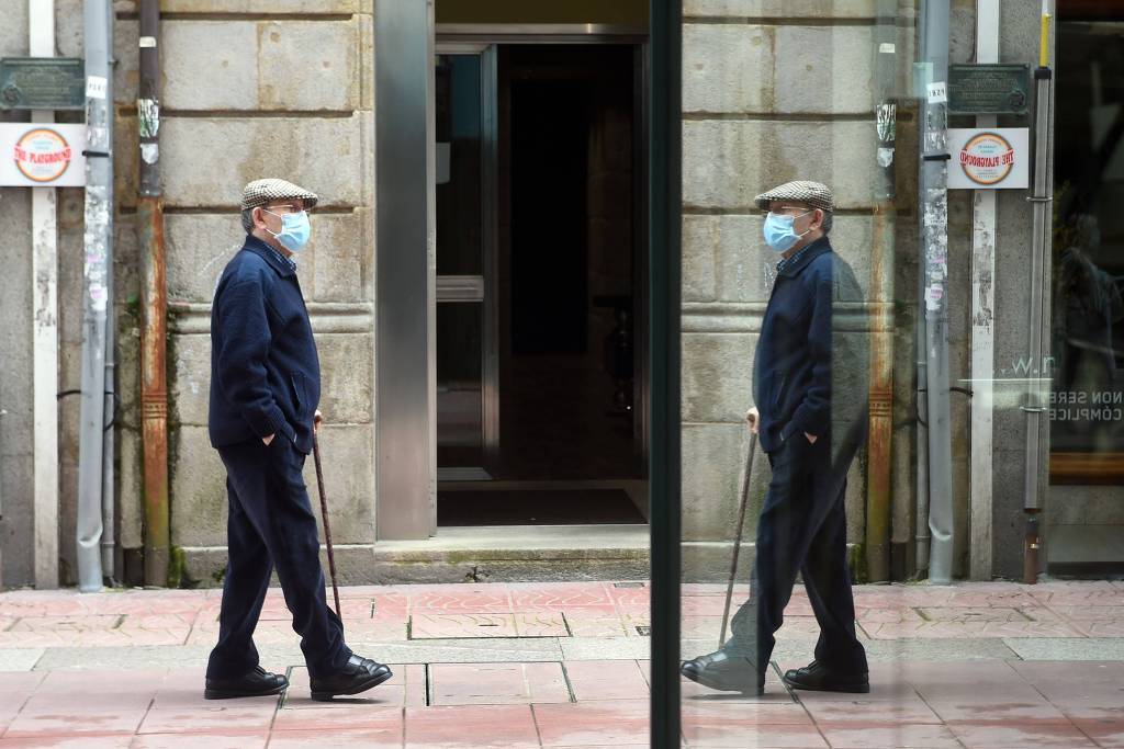 Homem caminha na cidade de Pontevedra, na região da Galícia, na Espanha - Miguel Riopa