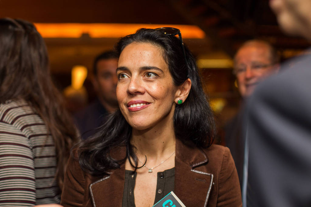 Veronica Allende Serra participa do lançamento do livro "Cinquenta anos esta noite: o golpe, a ditadura e o exílio", de seu pai, José Serra