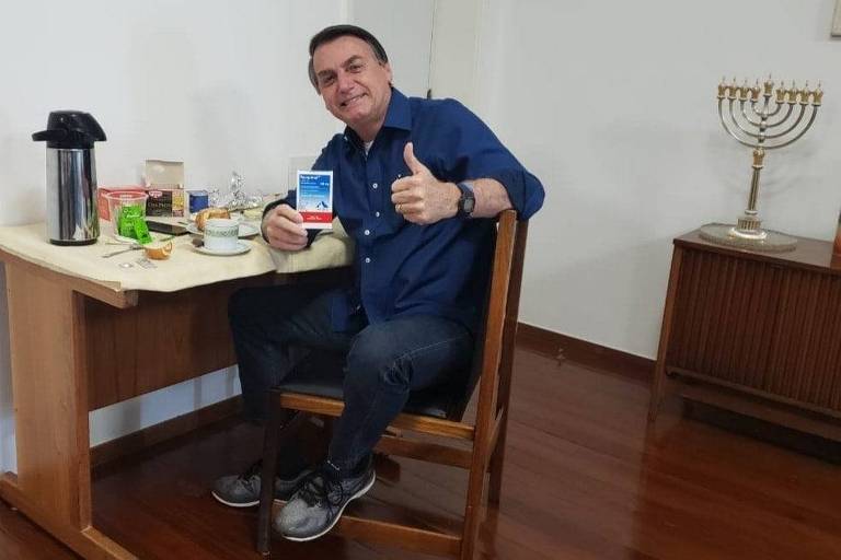 O presidente Jair Bolsonaro exibe caixa de cloroquina ao anunciar em redes sociais que exame para Covid-19 deu negativo O presidente Jair Bolsonaro exibe caixa de cloroquina ao anunciar em redes sociais que exame para Covid-19 deu negativo