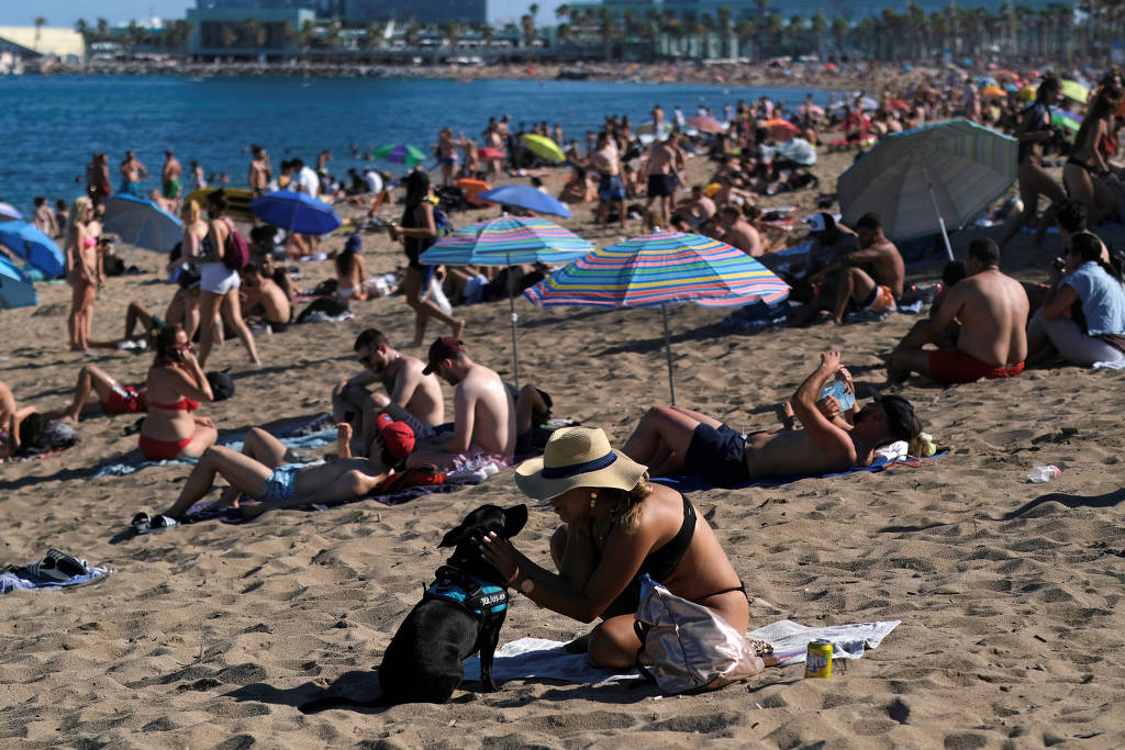 Espanhóis e turistas lotam praia em Barcelona depois do anúncio de novas restrições para conter o avanço do víru Espanhóis e turistas lotam praia em Barcelona depois do anúncio de novas restrições para conter o avanço do víru