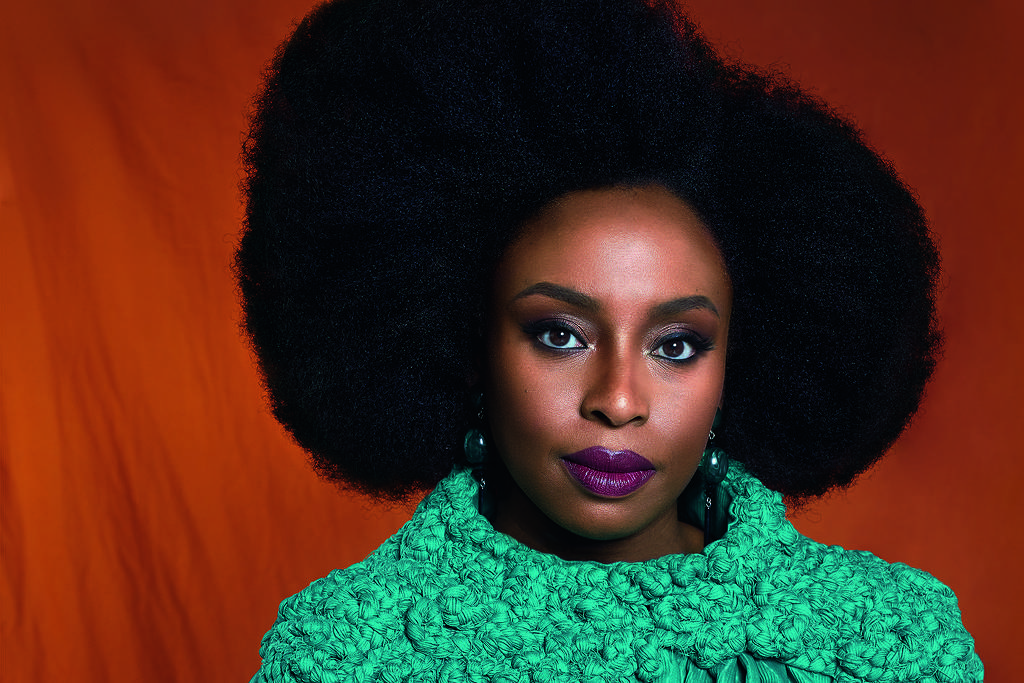 A escritora Chimamanda Ngozi Adichie, na capa da edição de abril da revista Marie Claire