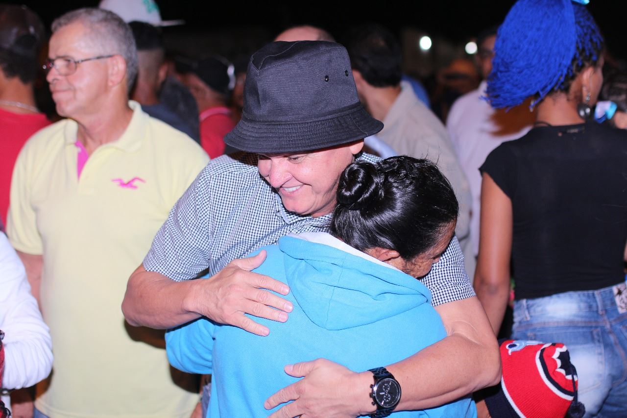 Na imagem, ao centro, o prefeito de Riachão do Jacuípe, Zé Filho, do PSD
