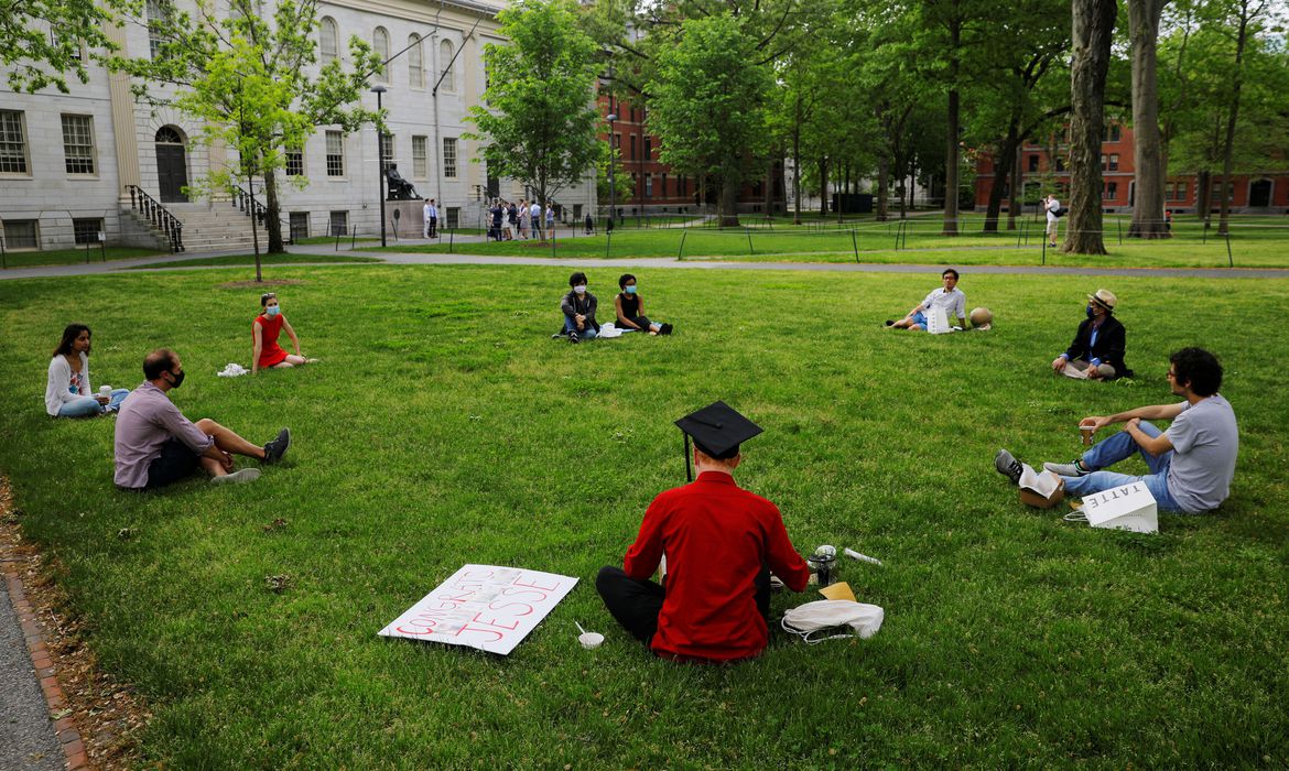 Imagem de Professores fazem carreatas nos EUA contra reabertura de escolas