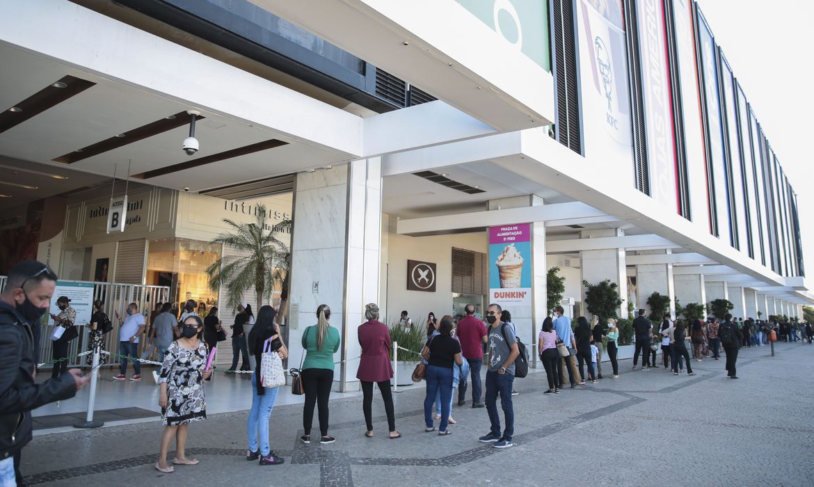 Decreto previa volta às aulas, abertura de bares, academias e salões