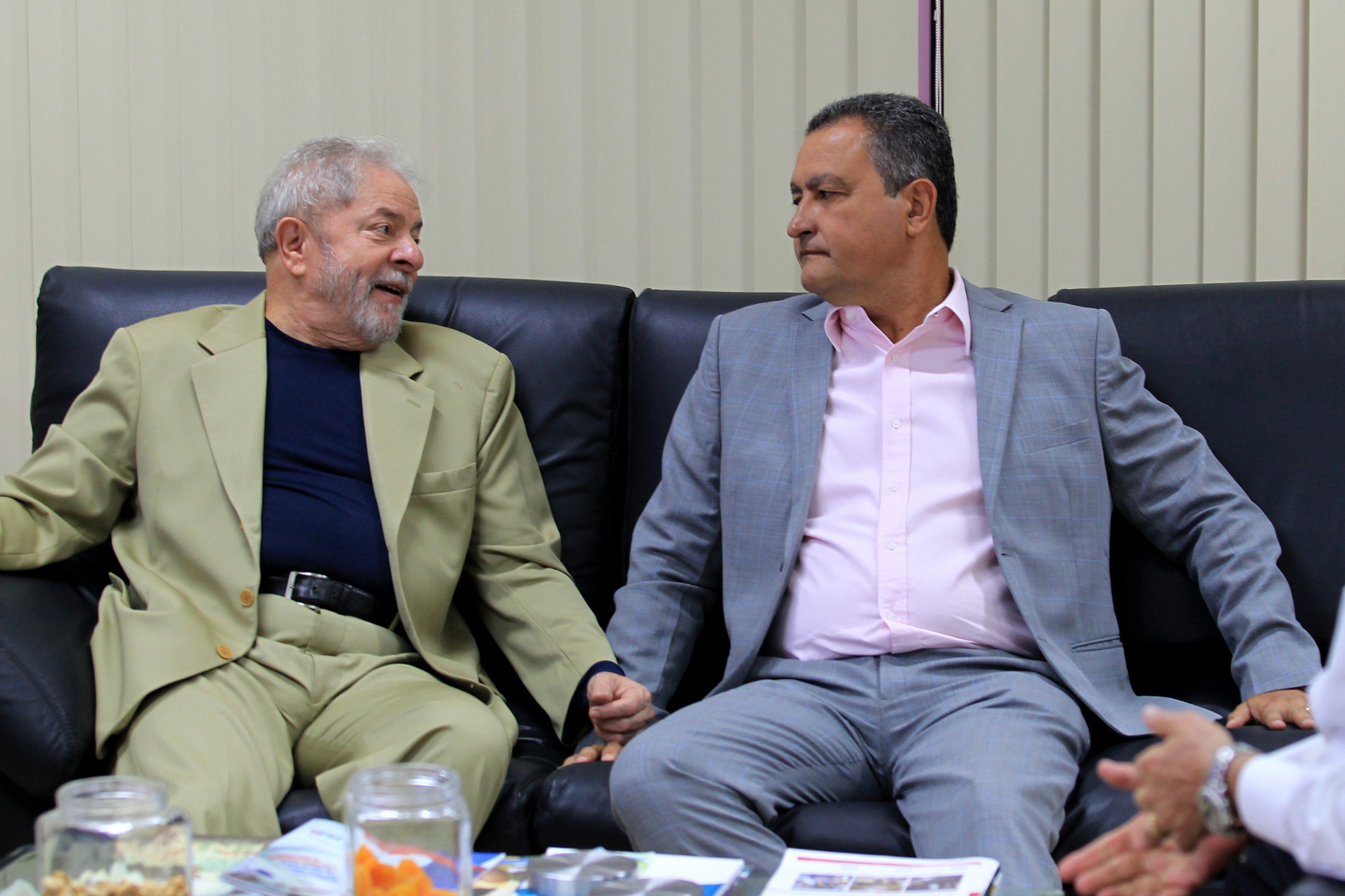 Na imagem, o ex-presidente Lula em companhia do governador Rui Costa, ambos do PT