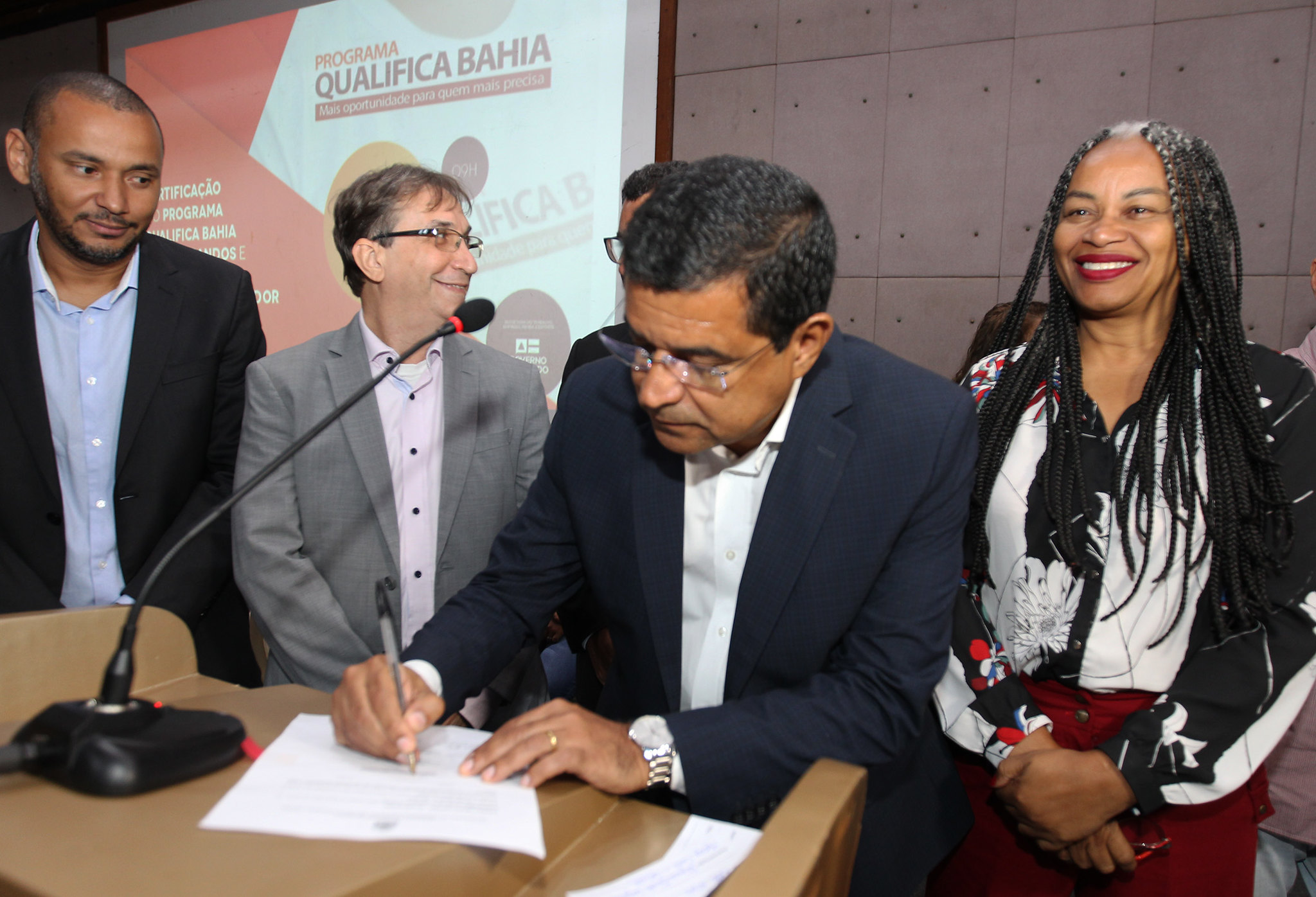 Na imagem, o titular da Setre, Davidson Magalhães, ao lado da deputada estadual Olívia Santana, pré-candidata à Prefeitura de Salvador pelo PCdoB