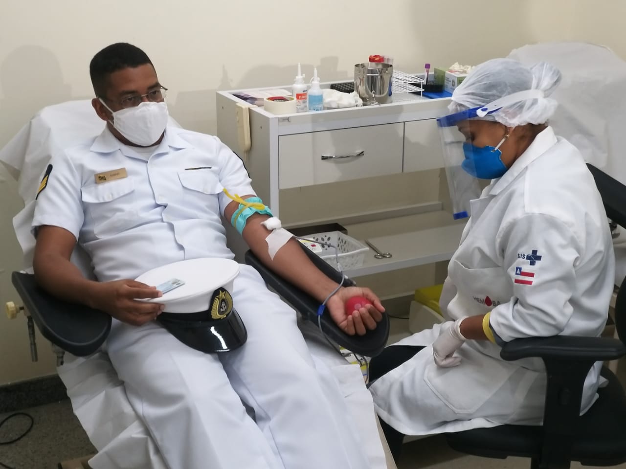 Imagem de Militares das Forças Armadas doam sangue na unidade da Hemoba no HS