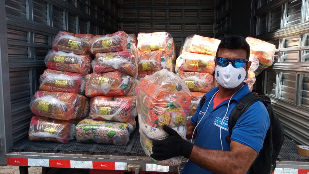 Imagem de Ambulantes e feirantes recebem cestas básicas na região de Pernambués
