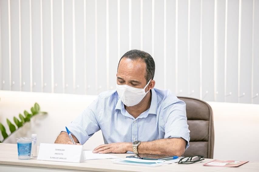 Imagem de Elinaldo faz novo teste para Covid-19 e entra em isolamento social