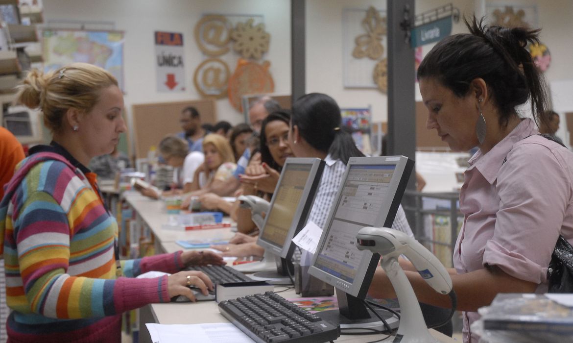 Imagem de Intenção de consumo das famílias atinge menor nível em dez anos