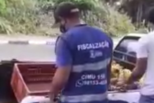 Fiscais da Prefeitura de Lauro de Freitas apreendem mercadoria de ambulantes