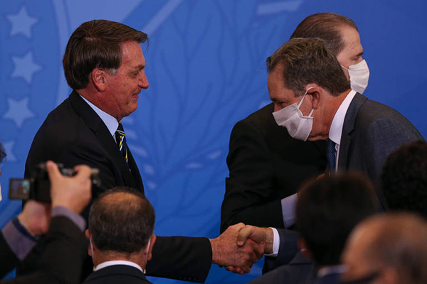 O presidente Jair Bolsonaro cumprimenta o ministro João Otávio de Noronha, presidente do STJ (Superior Tribunal de Justiça) O presidente Jair Bolsonaro cumprimenta o ministro João Otávio de Noronha, presidente do STJ (Superior Tribunal de Justiça)