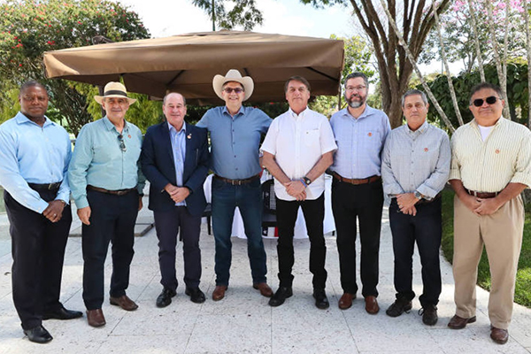 O presidente Jair Bolsonaro e auxiliares participaram, neste sábado (4) de um almoço na casa do embaixador americano no Brasil, Todd Chapman