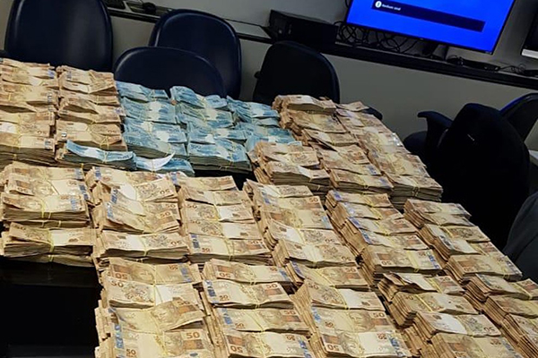 Dinheiro encontrada em um dos imóveis do ex-secretário de Saúde do Rio de Janeiro Edmar Santos Dinheiro encontrada em um dos imóveis do ex-secretário de Saúde do Rio de Janeiro Edmar Santos