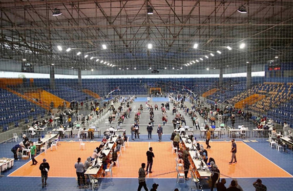 Moradores de Paranaguá, cidade no litoral do Paraná, têm formado filas no ginásio de esportes da cidade para receber o vermífugo ivermectina