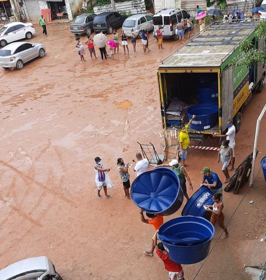 Imagem de Líder comunitário ligado a vereador é visto distribuindo caixas d´água no Vale das Pedrinhas Imagem de Líder comunitário ligado a vereador é visto distribuindo caixas d´água no Vale das Pedrinhas