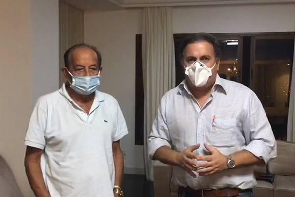 Ao lado do prefeito de Itabuna, Fernando Gomes, o deputado federal Jonga Bacelar anuncia medidas de combate ao coronavírus